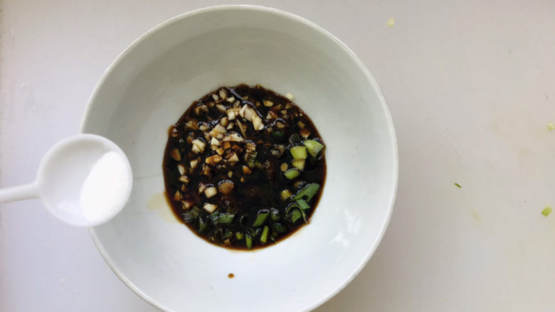 毛豆烧茄子,1/4勺盐;