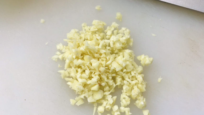 毛豆烧茄子,<a style='color:red;display:inline-block;' href='/shicai/ 2794'>大蒜</a>用压蒜器压成蒜末;