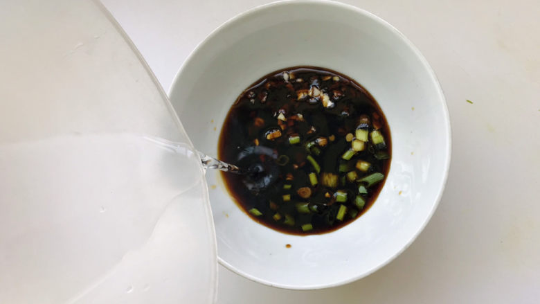 毛豆烧茄子,半碗清水调匀备用;
