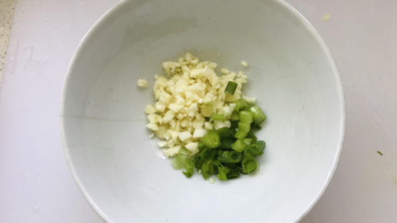 毛豆烧茄子,把一半的葱花蒜末放进碗里;