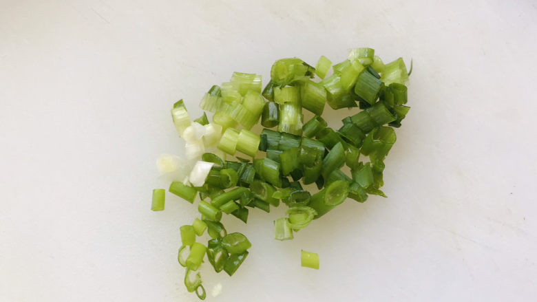 毛豆烧茄子,<a style='color:red;display:inline-block;' href='/shicai/ 157'>小葱</a>切成葱花;