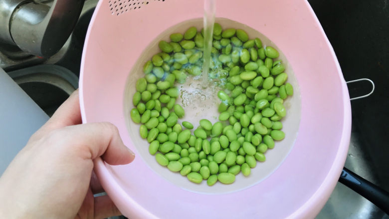 毛豆烧茄子,捞出后冲凉水备用;
