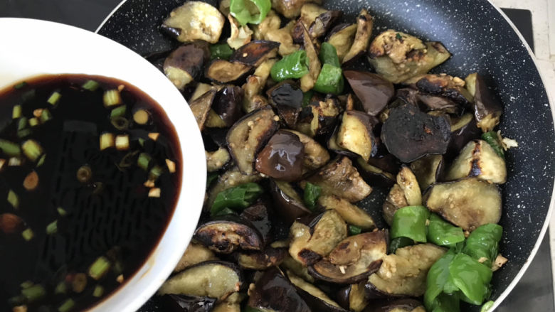 毛豆烧茄子,倒入调好的料汁;