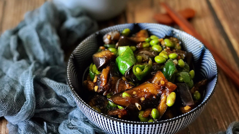 毛豆烧茄子,色泽诱人味道好的下饭菜，毛豆烧茄子完成。