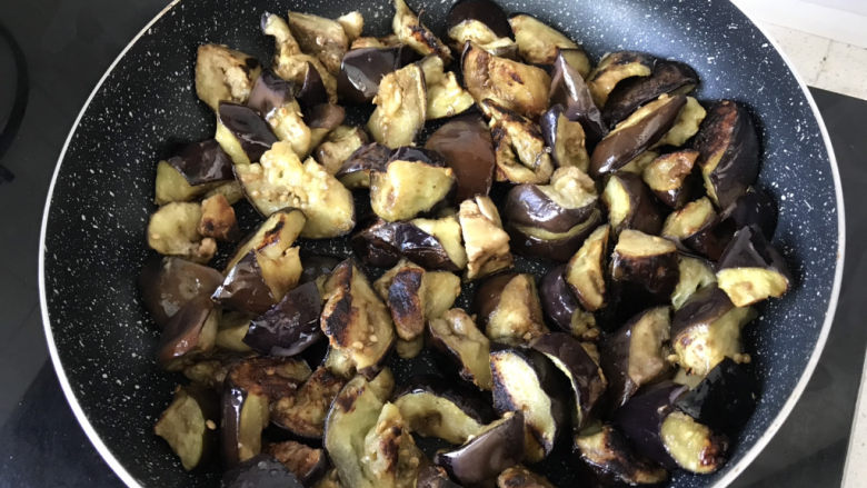 毛豆烧茄子,煎茄子至金黄,盛出备用;
