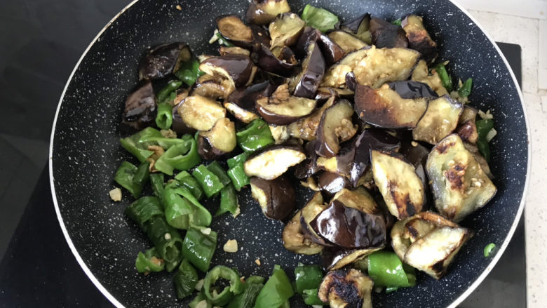 毛豆烧茄子,倒入煎过的茄子炒匀;