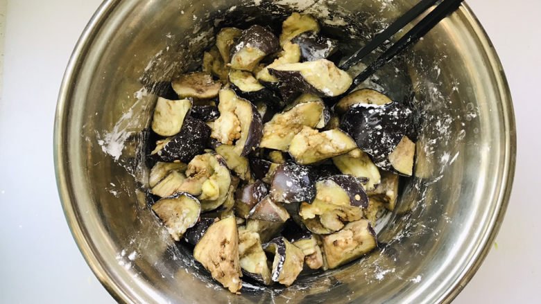 毛豆烧茄子,用筷子搅匀;