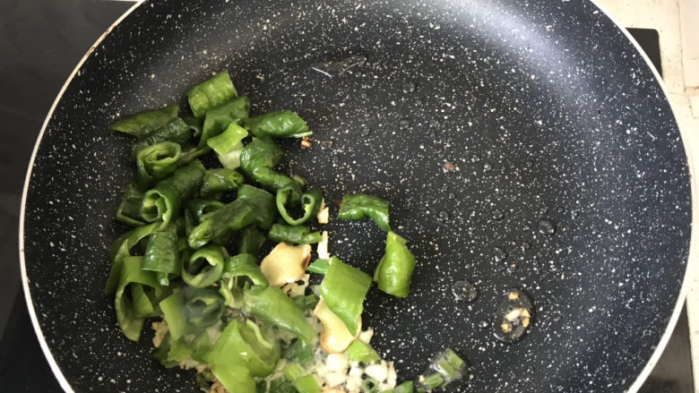 毛豆烧茄子,放入青椒翻炒;