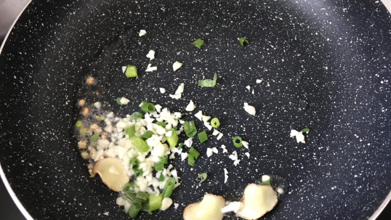 毛豆烧茄子,再放入葱花蒜末炒香;