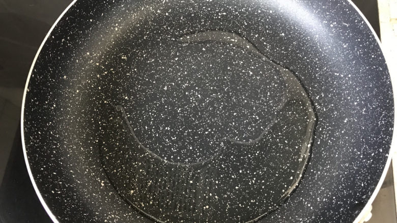 毛豆烧茄子,煎锅倒入适量的食用油;
