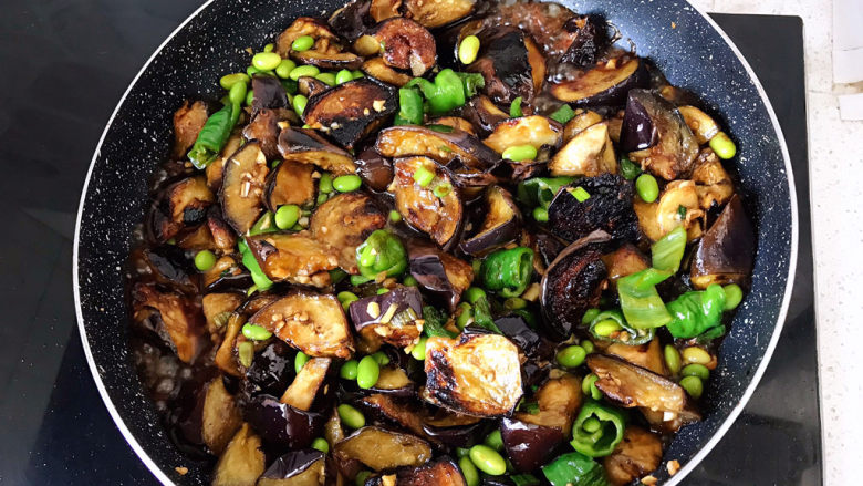 毛豆烧茄子,小火烧茄子至汤汁收干;