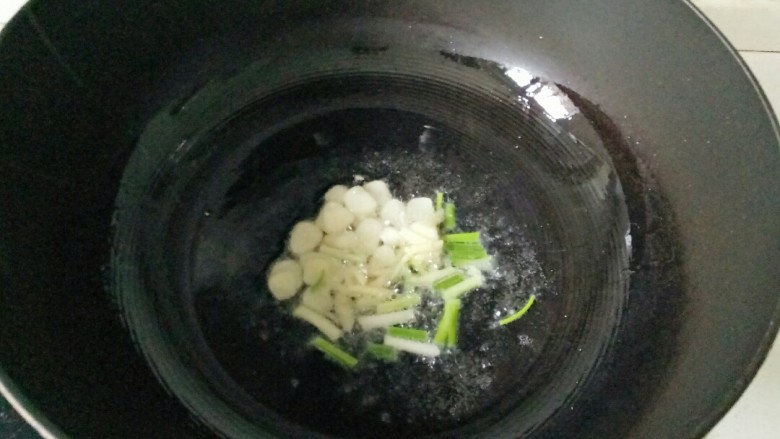 清炒胡萝卜丝,放入姜丝,蒜片,葱段煸炒出香味