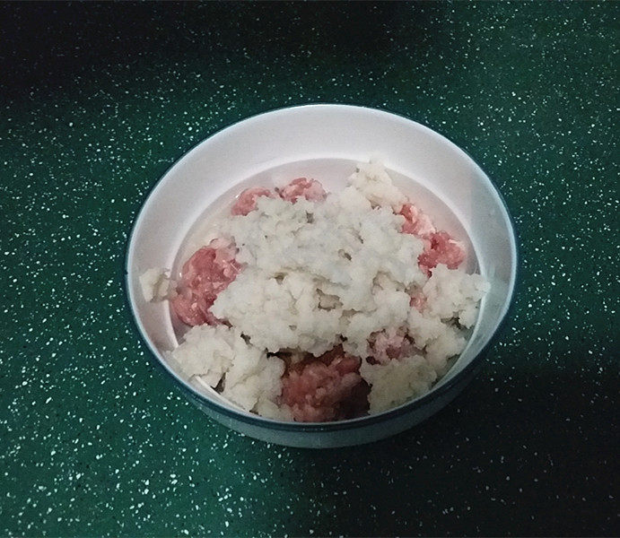 莲藕肉丸,加入辅料,随一个方向搅拌上筋