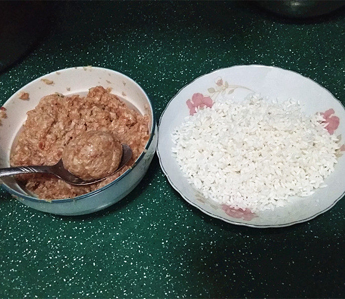 莲藕肉丸,用勺子取适量莲藕猪肉馅,做成小圆球