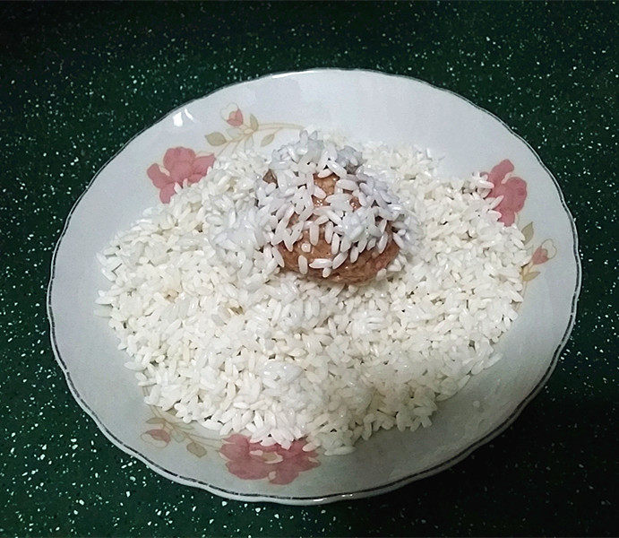 莲藕肉丸,放入大米滚一圈,使其表面均匀裹上大米