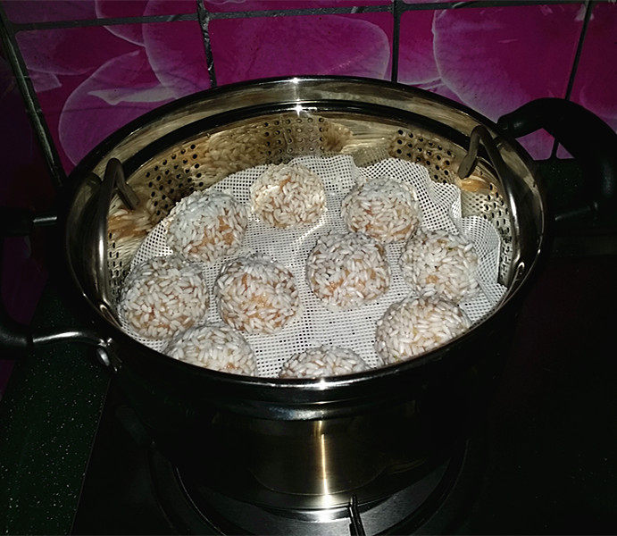 莲藕肉丸,蒸锅上气后,放入蒸屉