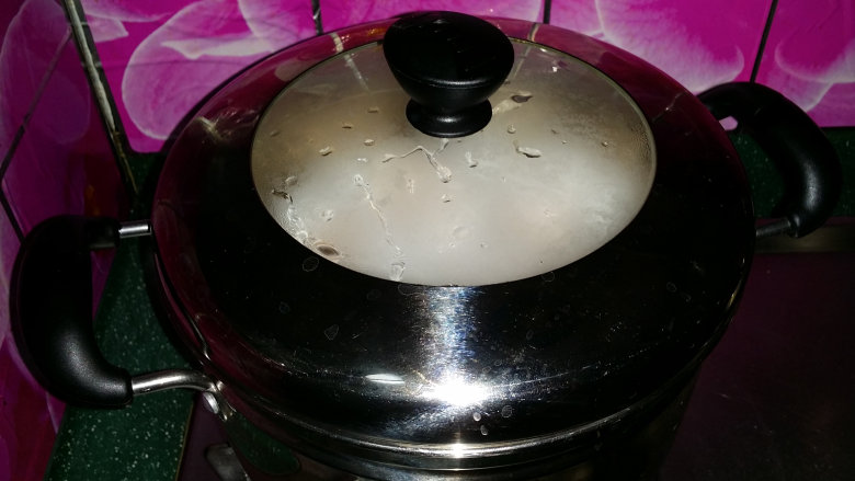 莲藕肉丸,加盖大火,蒸至25~30分钟左右