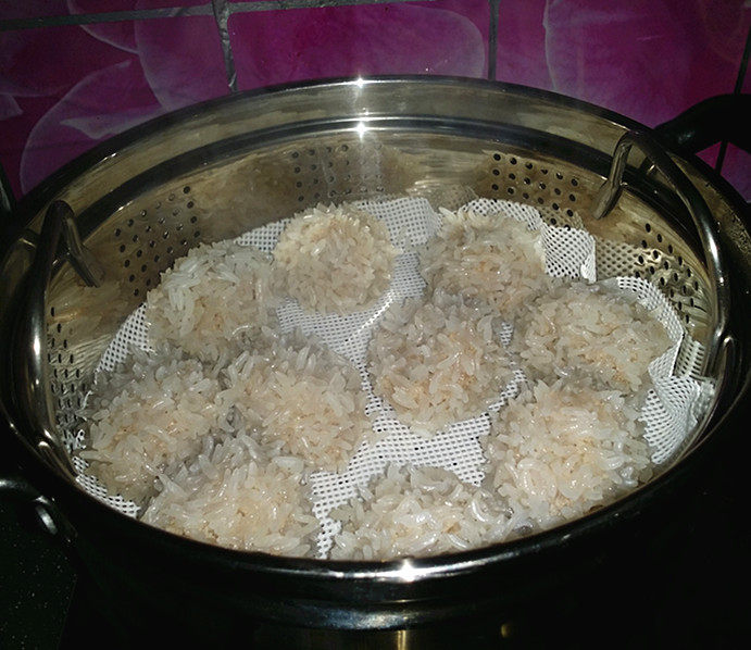 莲藕肉丸,蒸好后,打开锅盖