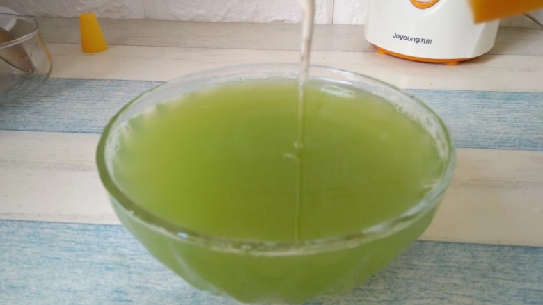 青瓜蜂蜜梨子汁,加适量的蜂蜜搅拌均匀,就可以品尝了