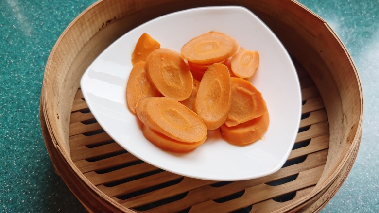 胡萝卜馒头,<a style='color:red;display:inline-block;' href='/shicai/ 25'>胡萝卜</a>清洗干净,切成薄片,放入蒸锅蒸熟。