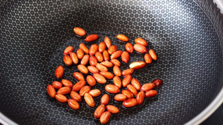 凉拌娃娃菜海虹,锅烧热后,放入少许油烧热后,放入<a style='color:red;display:inline-block;' href='/shicai/ 4262'>花生米</a>炒熟盛出备用。