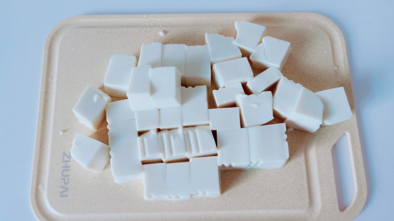 虾仁豆腐羹,豆腐对半切开再切小块。【用刀在豆腐盒的两边各划一下,豆腐从盒子里轻轻松松就拿出来】