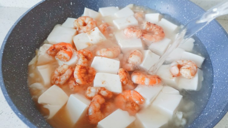 虾仁豆腐羹,加入炒好的虾仁,加适量的热开水炖煮5-10分钟。