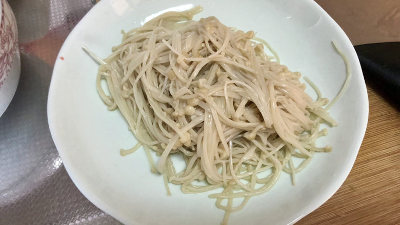 金针菇炒蛋➕金针胡萝卜虾米烘蛋,煮约一分钟,捞出过凉水