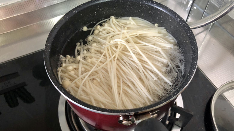 金针菇炒蛋➕金针胡萝卜虾米烘蛋,坐锅烧水,水开下金针菇