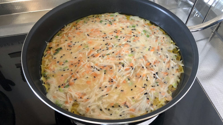 金针菇炒蛋➕金针胡萝卜虾米烘蛋,平底锅,刷一层食用油,锅热,倒入金针菇鸡蛋糊,摊平,小火慢煎约三分钟
