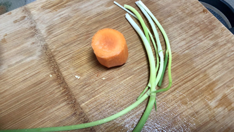 金针菇炒蛋➕金针胡萝卜虾米烘蛋,胡萝卜削皮,小葱洗净