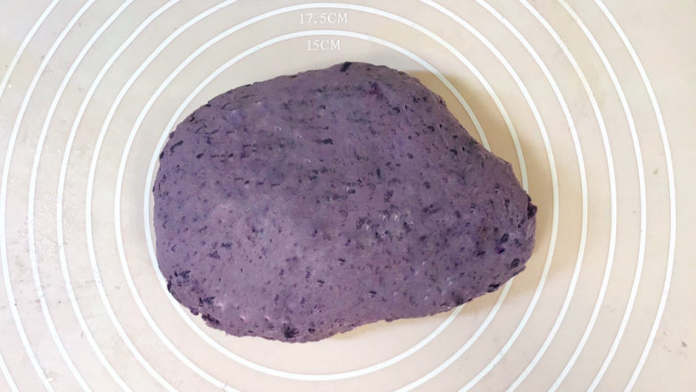紫薯芝麻饼,移至案板上,揉匀