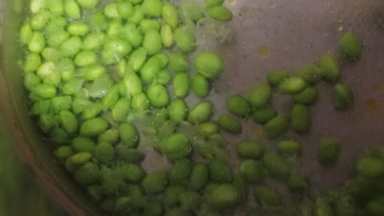 毛豆炒鸡丁,开水里放适量盐,少许油,放入毛豆焯水3分钟。