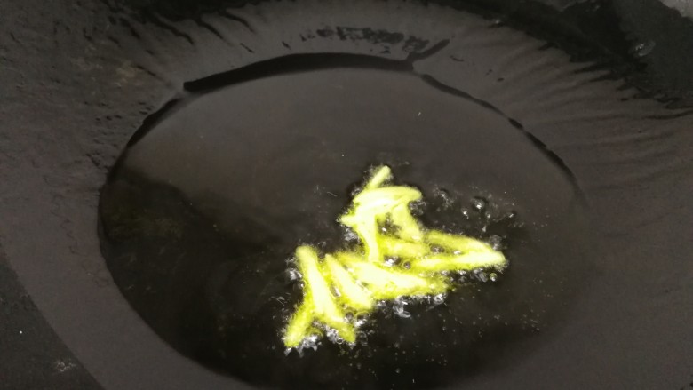 毛豆炒鸡丁,热锅倒入适量,放入姜丝文火炒香。