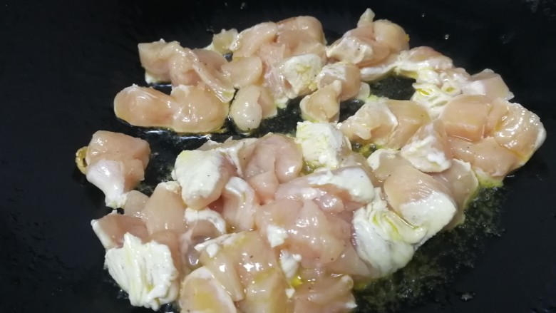 毛豆炒鸡丁,放入鸡丁,滑散。