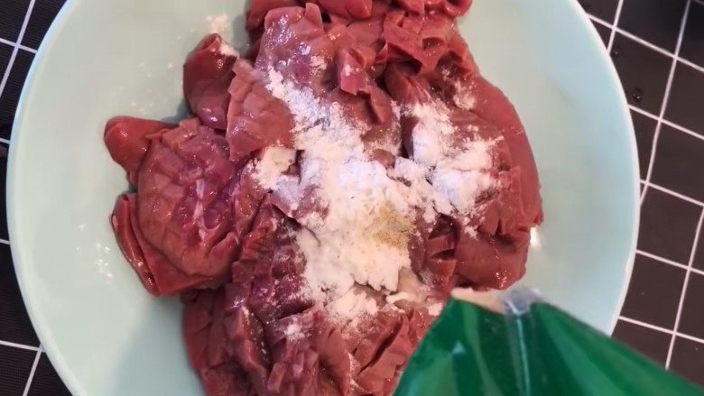 青椒炒猪腰,放入少许<a style='color:red;display:inline-block;' href='/shicai/ 720'>胡椒粉</a>,抓拌均匀,腌制30分钟。