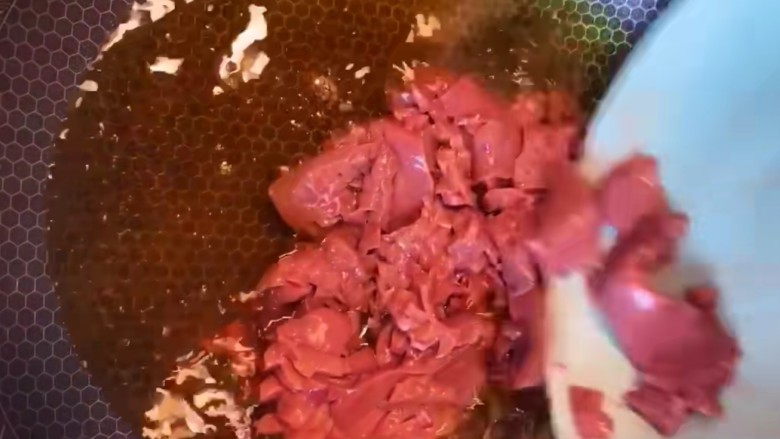 青椒炒猪腰,油温五成热,下入猪腰,猪腰变色的时候下入配菜。