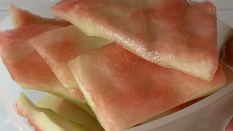 鸡蛋炒西瓜皮🍉,去皮