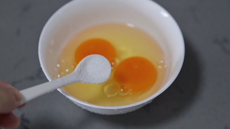 金针菇炒蛋,<a style='color:red;display:inline-block;' href='/shicai/ 9'>鸡蛋</a>打入碗中,调入一点点盐