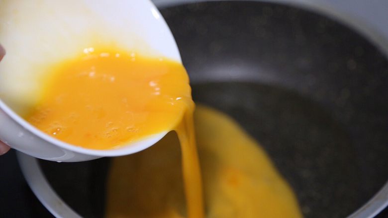 金针菇炒蛋,锅里倒入油,烧热后倒入蛋液
