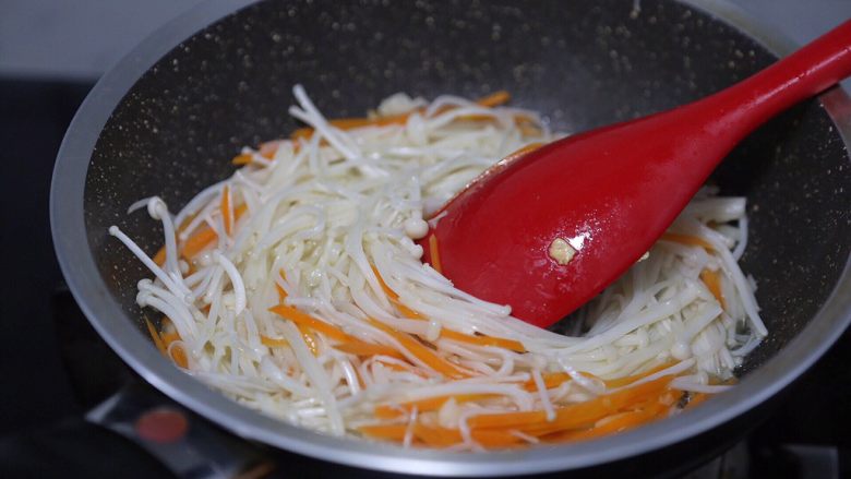 金针菇炒蛋,再加入金针菇,炒至金针菇发软