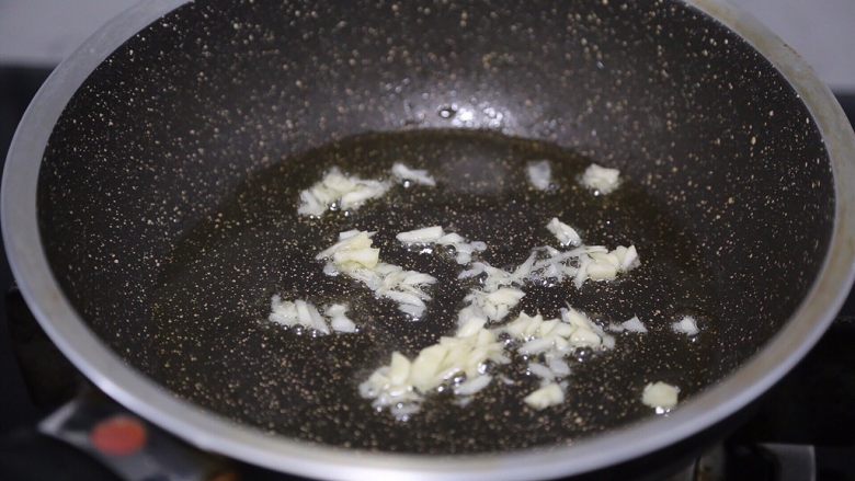 金针菇炒蛋,锅里再倒入少许油,爆香蒜末