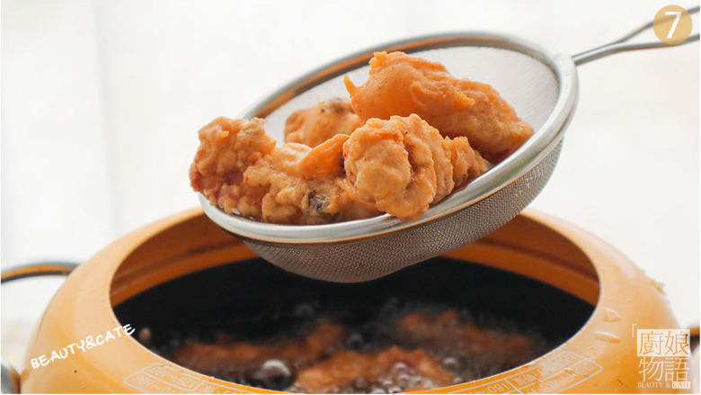一上桌就秒光,这盘肉得靠抢才能吃的到!,待插入筷子起大泡时放肉复炸一遍,炸至金黄时捞出