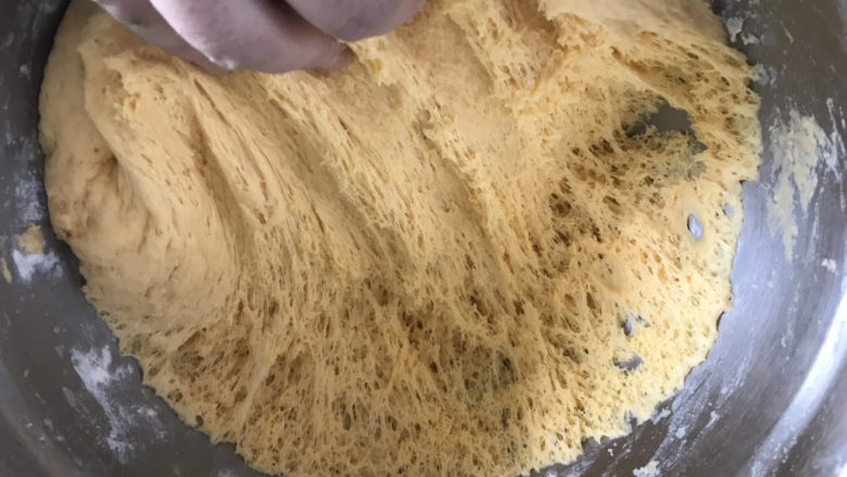 胡萝卜馒头,发酵好的面团明显变大,满满的蜂窝组织