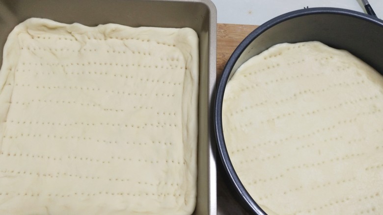 美味四拼披萨(有面皮制作过程),用叉子扎小孔,然后放入烤箱上下火180度烤5分钟定型,这一步一定要做