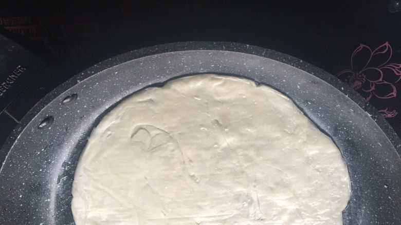 手抓饼,先放入<a style='color:red;display:inline-block;' href='/shicai/ 4071'>手抓饼</a>煎一面