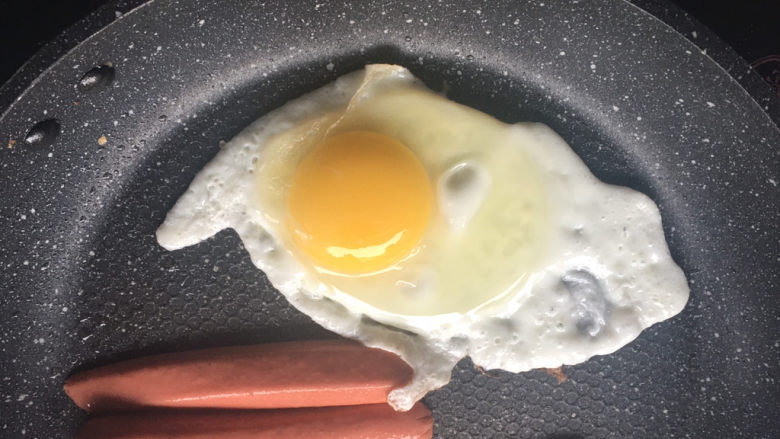 手抓饼,打入<a style='color:red;display:inline-block;' href='/shicai/ 9'>鸡蛋</a>，<a style='color:red;display:inline-block;' href='/shicai/ 437'>火腿肠</a>切开两边开始煎