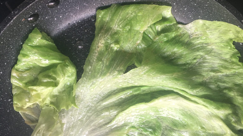 手抓饼,煎<a style='color:red;display:inline-block;' href='/shicai/ 121'>生菜</a>