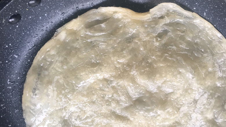 手抓饼,有点煎了可以翻过来煎第二面