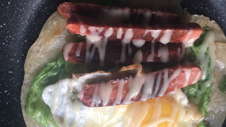 手抓饼,装盘，倒<a style='color:red;display:inline-block;' href='/shicai/ 4856'>沙拉酱</a>